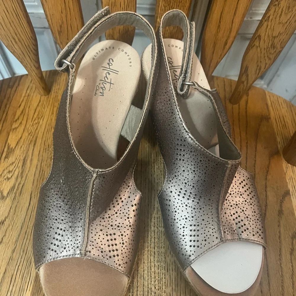 Clarks metallic Wedge Sandals with Perforated Design- size 9 1/2 NWT πΈ - Picture 1 of 9